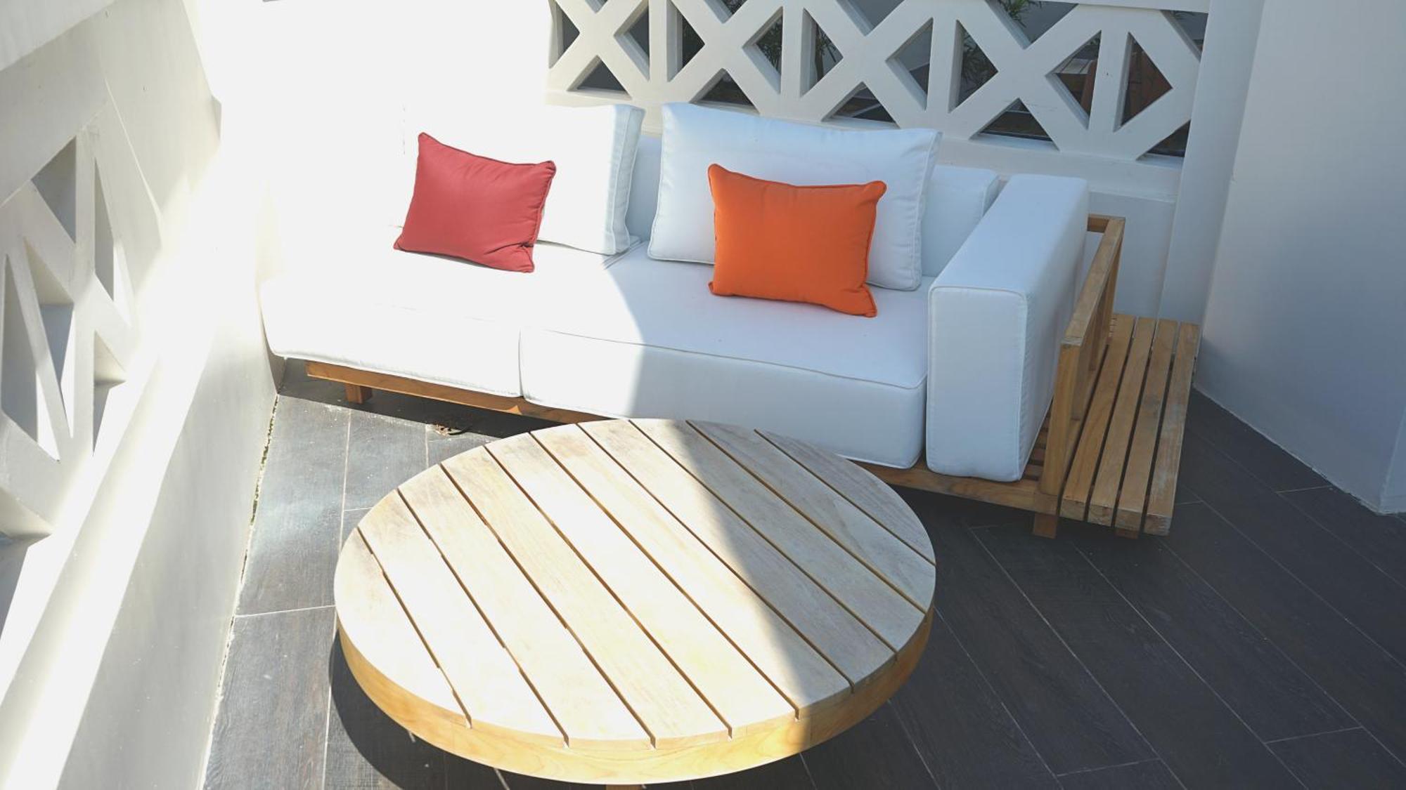 The George Penang By The Crest Collection Hotel George Town Exterior photo A round coffee table