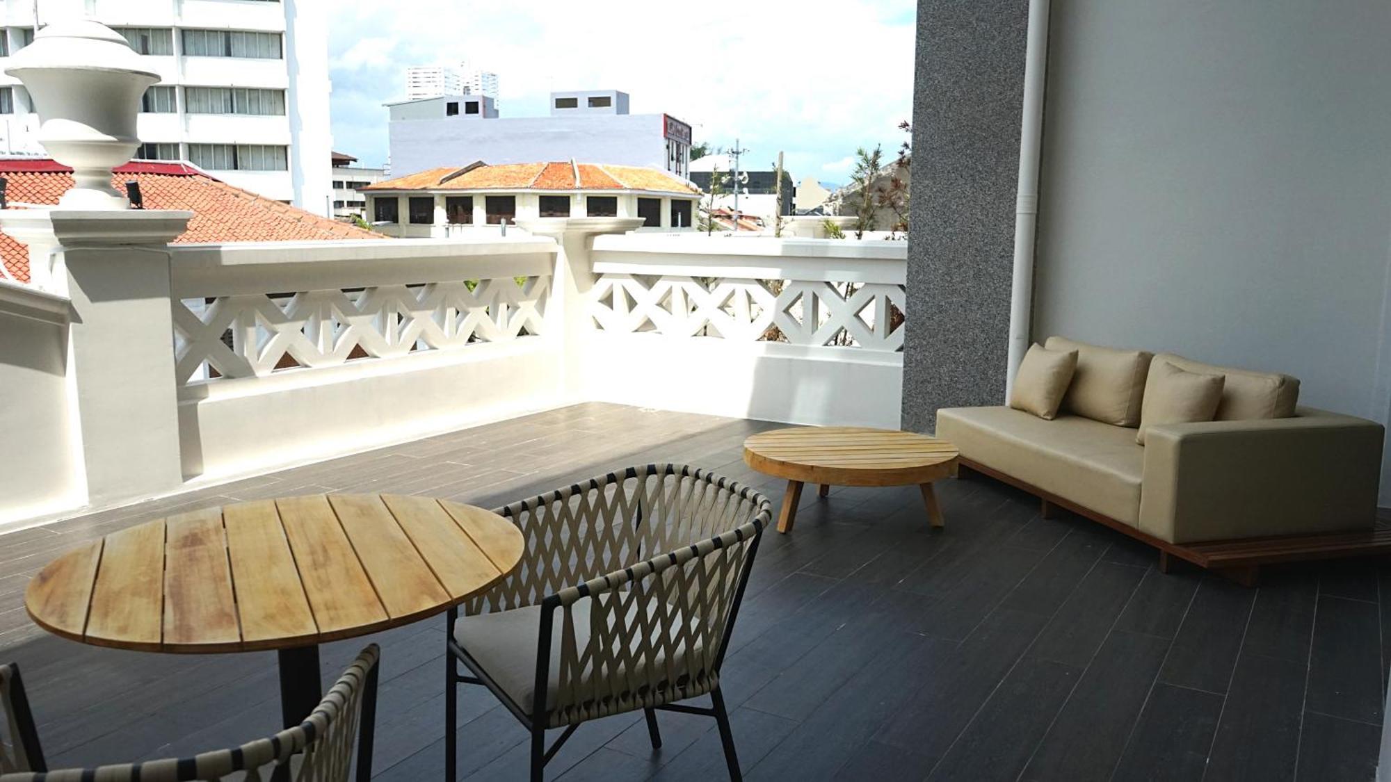 The George Penang By The Crest Collection Hotel George Town Exterior photo A balcony